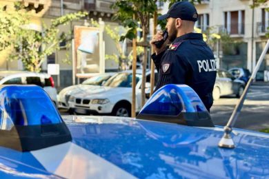 Entra in gioielleria con la figlia di 7 anni, ruba collane e aggredisce una dipendente: arrestata 43enne