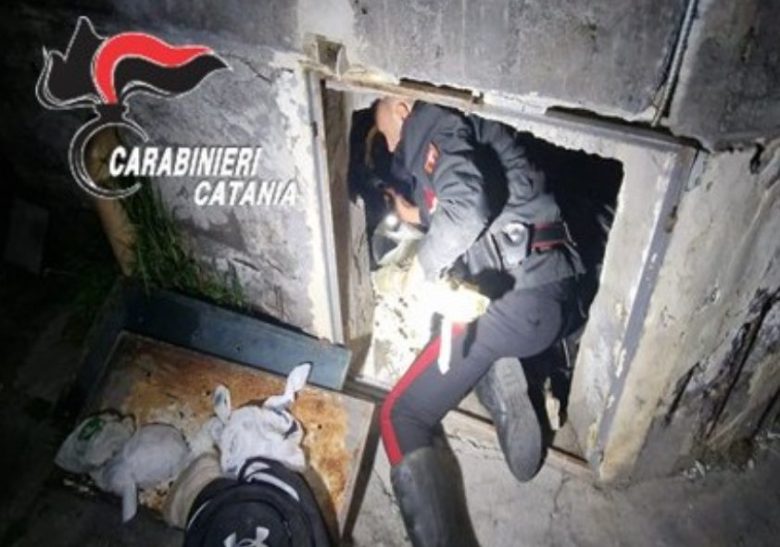 Un arsenale sotto il balcone: kalashnikov e droga nascosti in casa, arrestato 38enne a San Pietro Clarenza