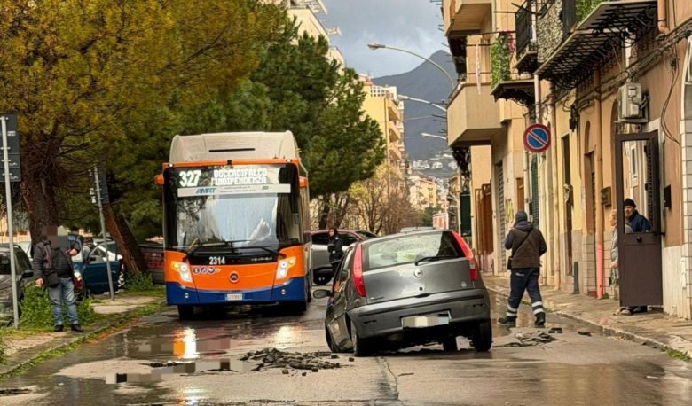 A Palermo ancora danni per il maltempo, cede l’asfalto in via Cappuccini: “Situazione pericolosa”
