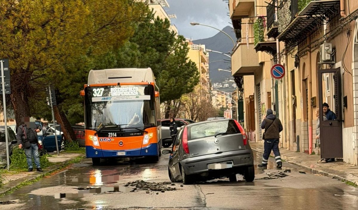 A Palermo ancora danni per il maltempo, cede l’asfalto in via Cappuccini: “Situazione pericolosa”