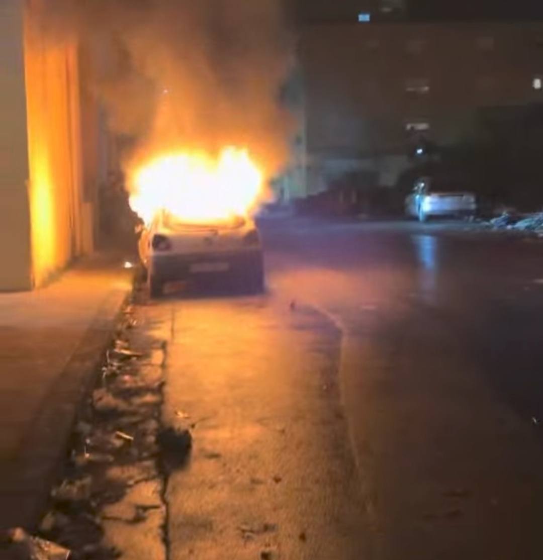 FOTO | Notte d’inferno allo Zen per le vampe di San Giuseppe, auto e cassonetti bruciati