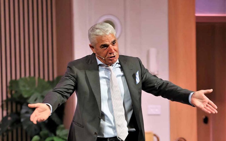 Biagio Izzo e quella passione infinita per il teatro:“è la mia donna, ne sono follemente innamorato”