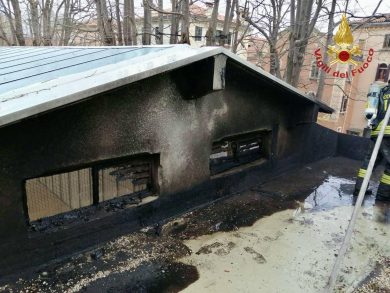 Incendio alla Biennale di Venezia: una scura coltre di fumo sul tetto del Padiglione Serbia