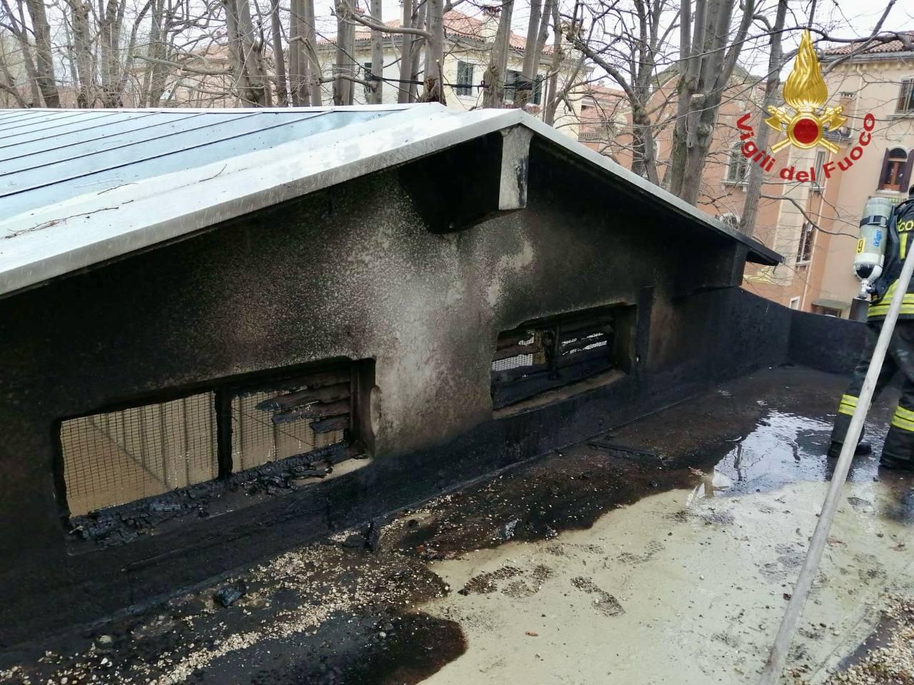 Incendio alla Biennale di Venezia: una scura coltre di fumo sul tetto del Padiglione Serbia