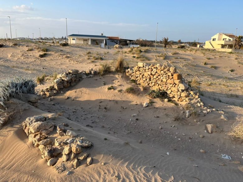 Frane ed erosioni marine a Camarina: il memoricidio dei siti archeologici prosegue il suo triste cammino