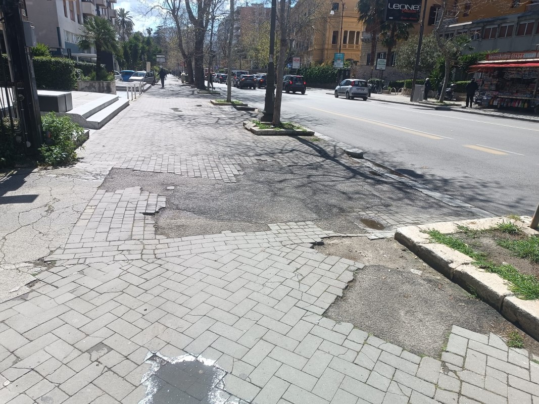 I lavori (infiniti) ai marciapiedi di via Libertà a Palermo. Orlando al QdS: “Finiranno entro maggio”