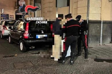 “Dammi il 50 euro e ti restituisco il portafogli”, giovane ricatta anziano dopo il furto: denunciata a Catania