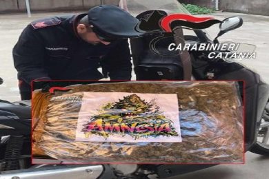 Catania, fermato in scooter con oltre un chilo di marijuana: arrestato
