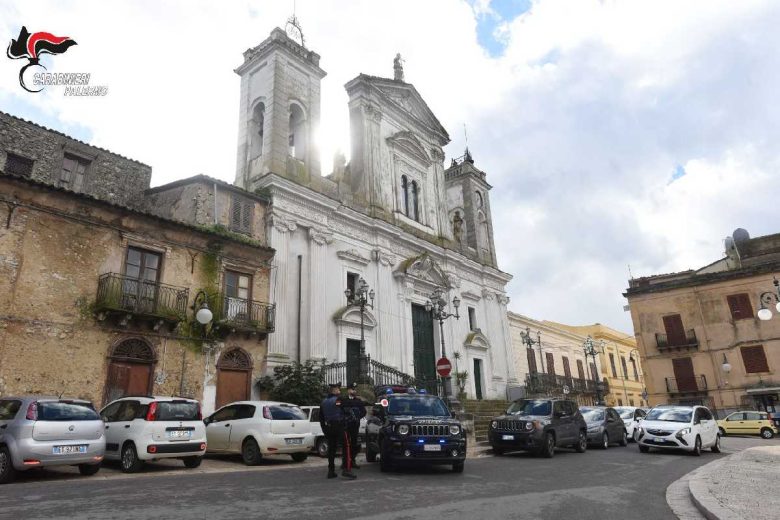 Estorsione e sfruttamento nei campi, arrestato un professionista di Valledolmo