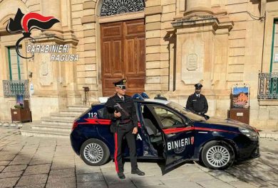 In giro col volto dipinto e l’ascia nelle mani, denunciato 36enne a Scicli