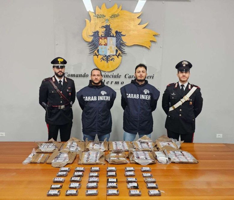 Palermo, arrestati due corrieri della droga: sequestrati hashish e armi