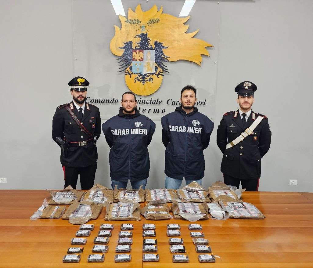 Palermo, arrestati due corrieri della droga: sequestrati hashish e armi