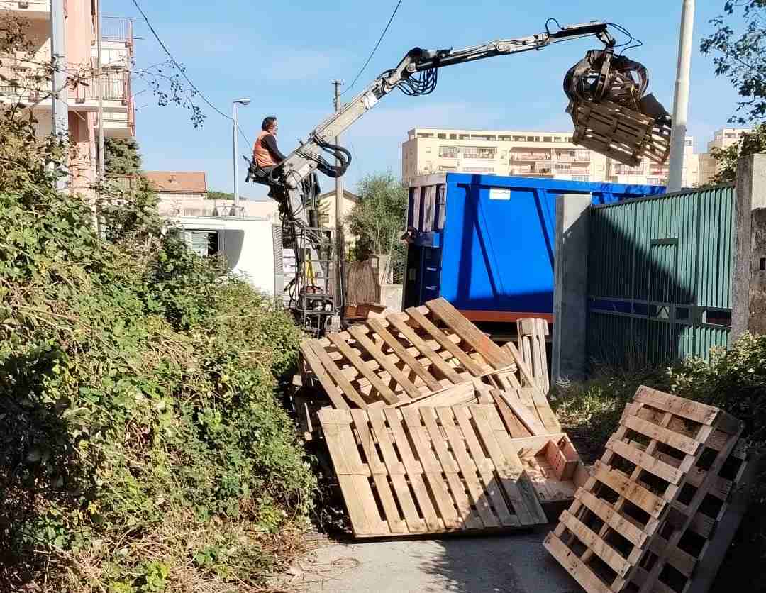 Palermo, minacce a ditta durante la rimozione di cataste di legno allo Zen. Rap e assessore: “Non ci intimidiscono” Palermo, minacce a ditta durante la rimozione di cataste di legno allo Zen. Rap e assessore: “Non ci intimidiscono”