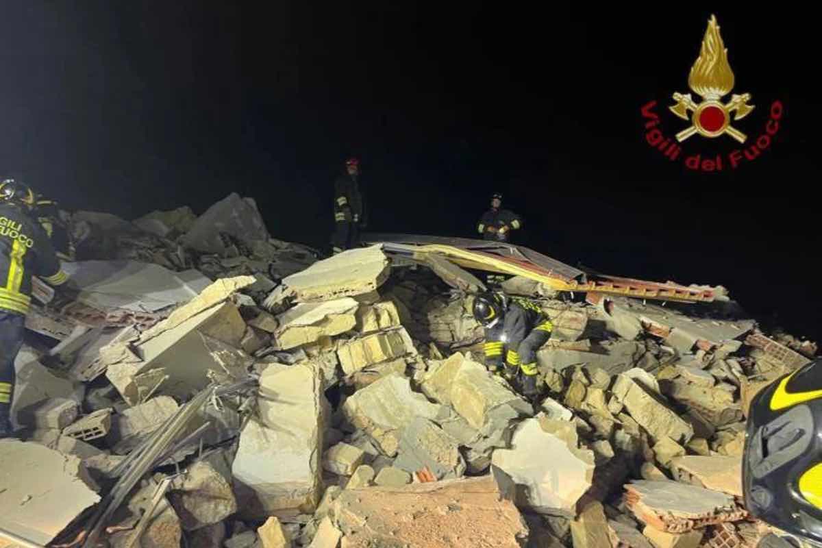 Una palazzina crolla nella notte a pochi metri dal mare nell’Agrigentino: si scava tra le macerie, l’area è transennata