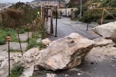 Cede la parete rocciosa, chiusa via d’accesso al porto di Castellammare del Golfo