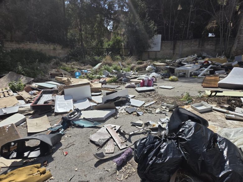 VIDEO | Il degrado dell’ex Chimica Arenella: invasione di rifiuti e ingombranti