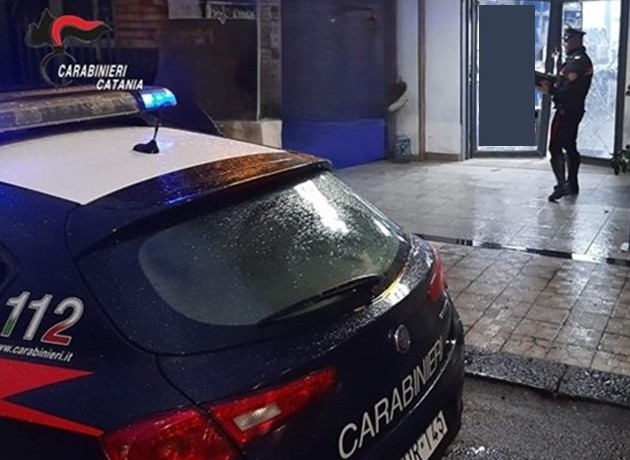 Catania: tentano furto in negozio di via Asiago, arrestati 55enne e denunciato 59enne