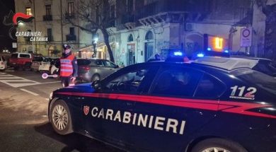 Catania, sorpresi a rubare grondaie in rame da un palazzo: denunciati due uomini