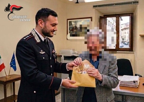 Si finge carabiniere per rubare dei gioielli ad un’anziana, giovane arrestato nel Catanese
