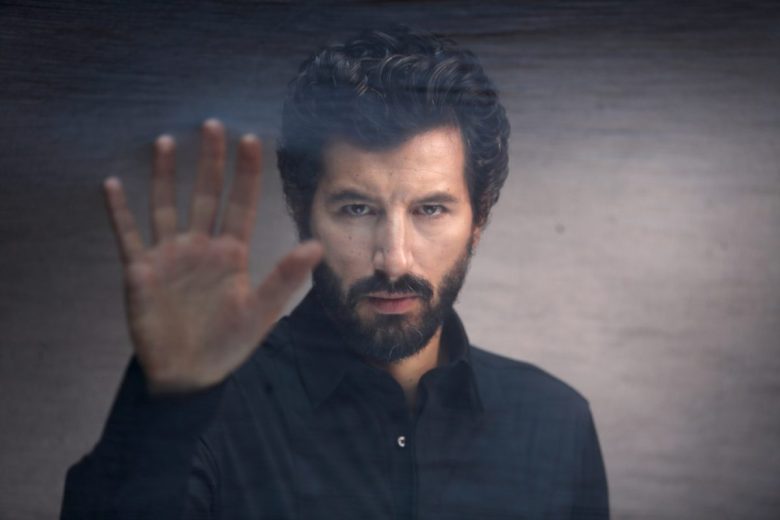 Francesco Scianna tra palcoscenico e regia: “Credo molto nell’artigianato del mestiere”