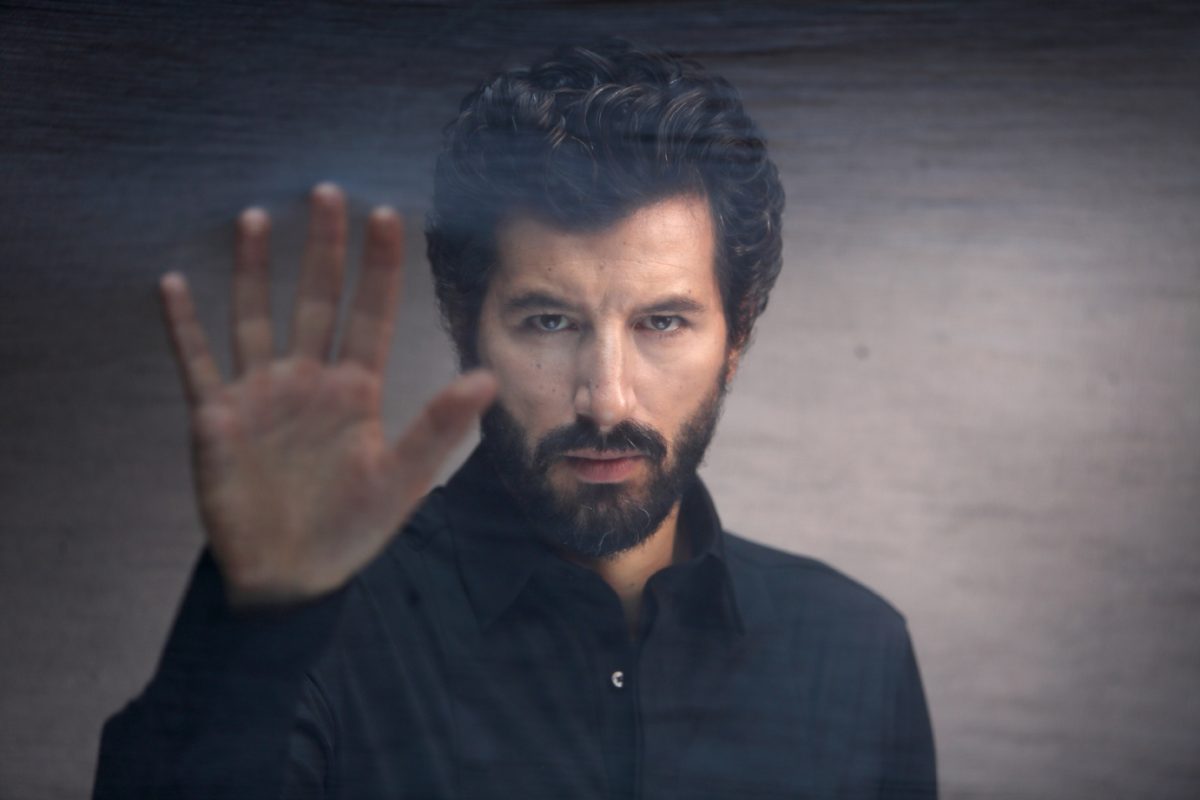 Francesco Scianna tra palcoscenico e regia: “Credo molto nell’artigianato del mestiere”