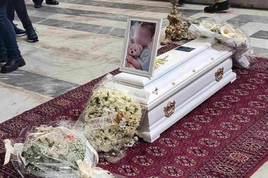 La morte del bimbo di Napoli, il feretro del piccolo Domenico è arrivato in cattedrale a Nola: alle 15 i funerali, attesa Meloni