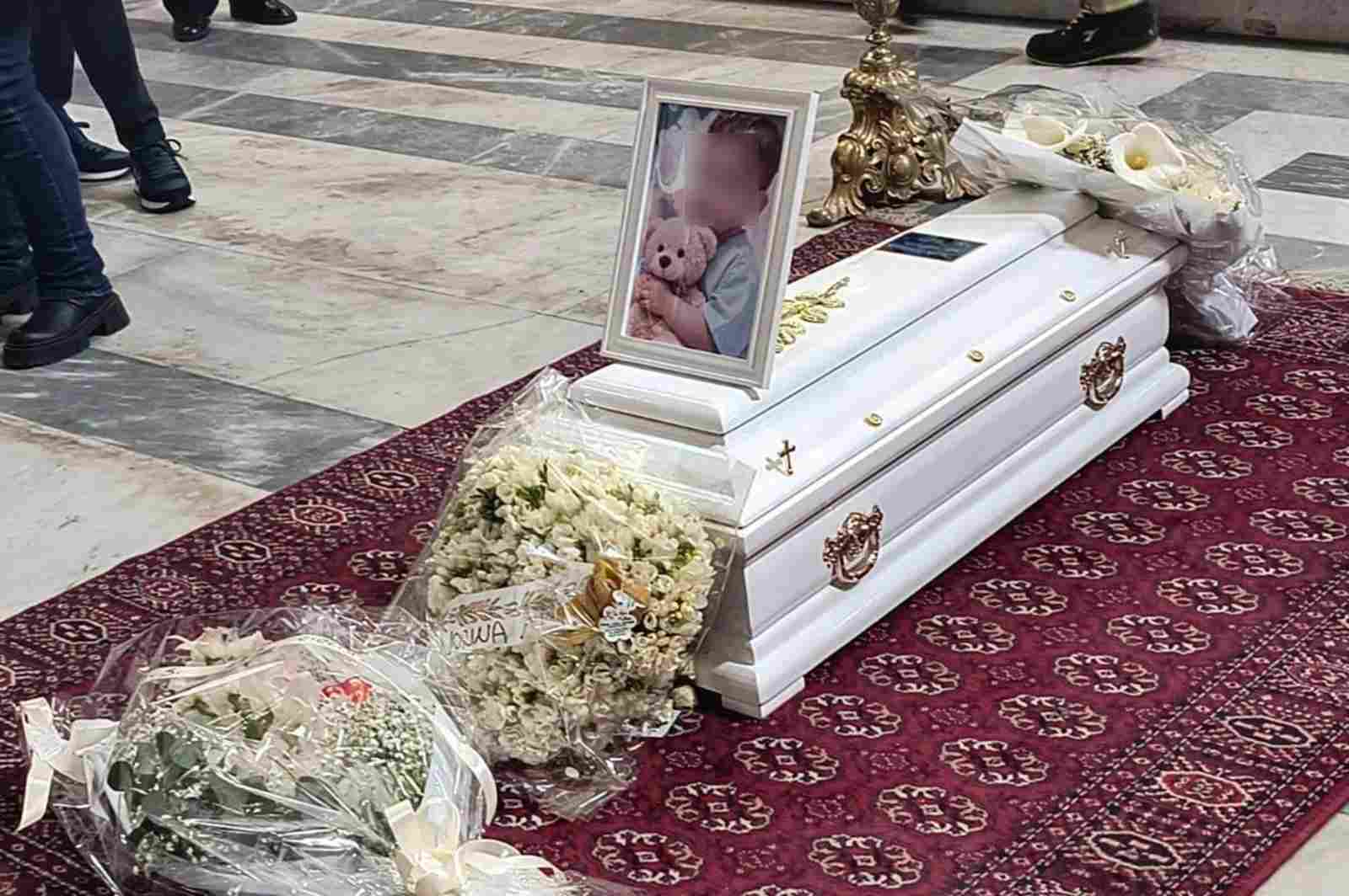 La morte del bimbo di Napoli, il feretro del piccolo Domenico è arrivato in cattedrale a Nola: alle 15 i funerali, attesa Meloni