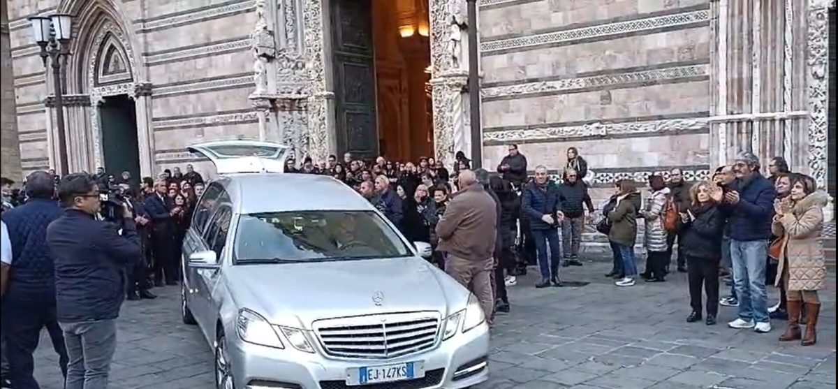 VIDEO | Lacrime, dolore e commozione: l’ultimo saluto di Messina a Daniela Zinnanti