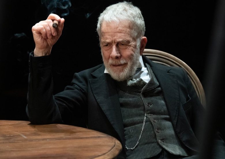 Gabriele Lavia tra ricordi d’infanzia e bilanci: “Il teatro è il trono di una verità superiore”