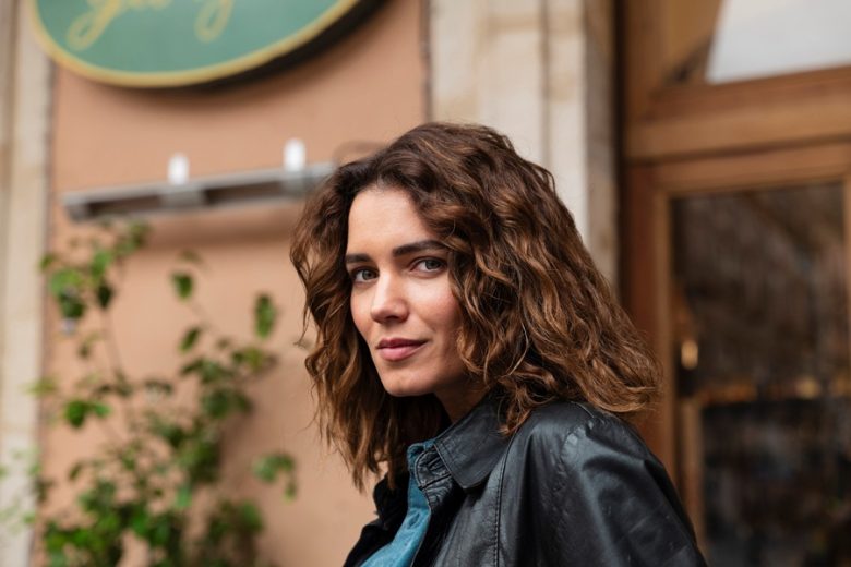 Giusy Buscemi al QdS: “Sul set sono Vanina, donna di talento che non ha paura di mostrarsi fragile”