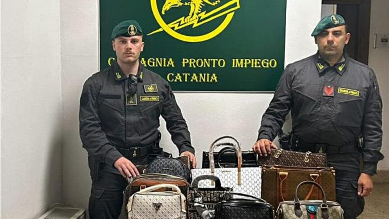 Da Gucci a Disney, sequestrati 11 mila articoli contraffatti a Catania: il blitz della Guardia di Finanza