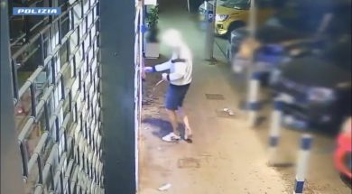 Esplosivi per far detonare e svaligiare distributori di sigarette: arrestati due catanesi