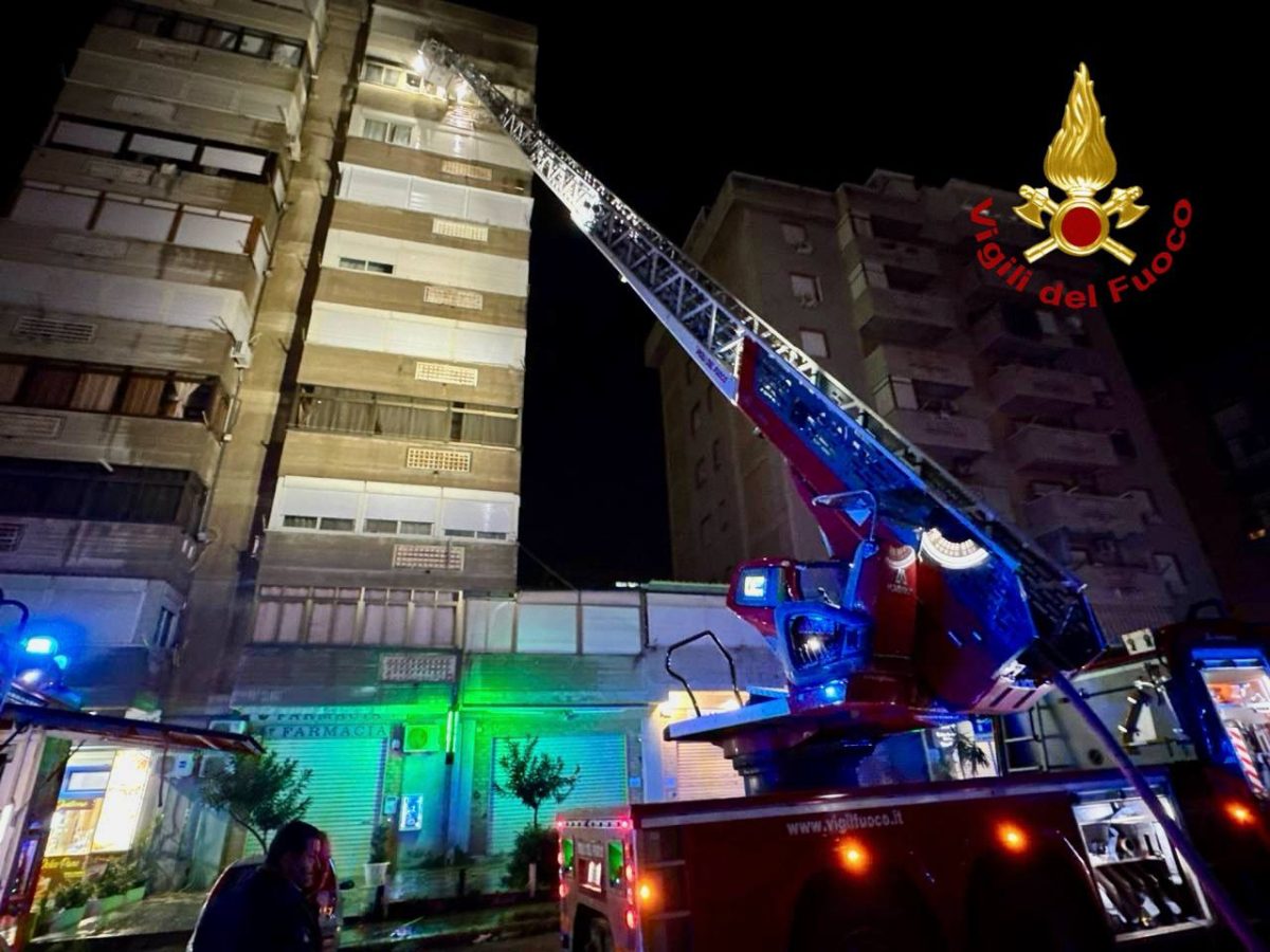 FOTO | Incendio in un appartamento a Palermo, intervento dei vigili del fuoco