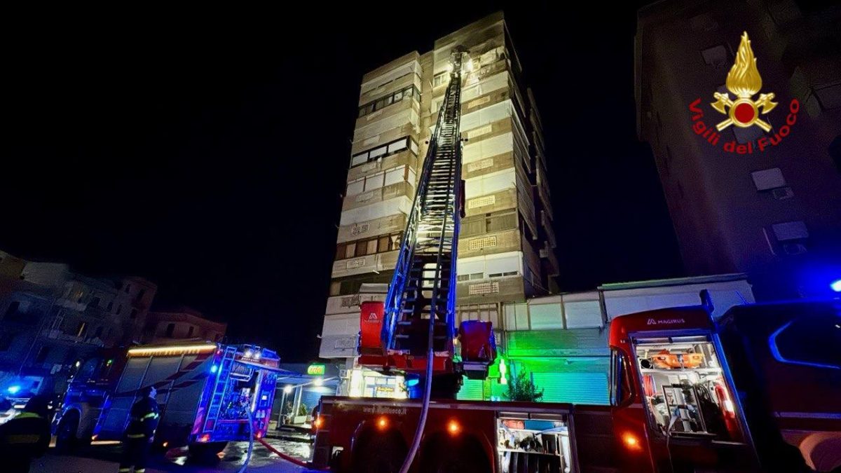FOTO | Incendio in un appartamento a Palermo, intervento dei vigili del fuoco