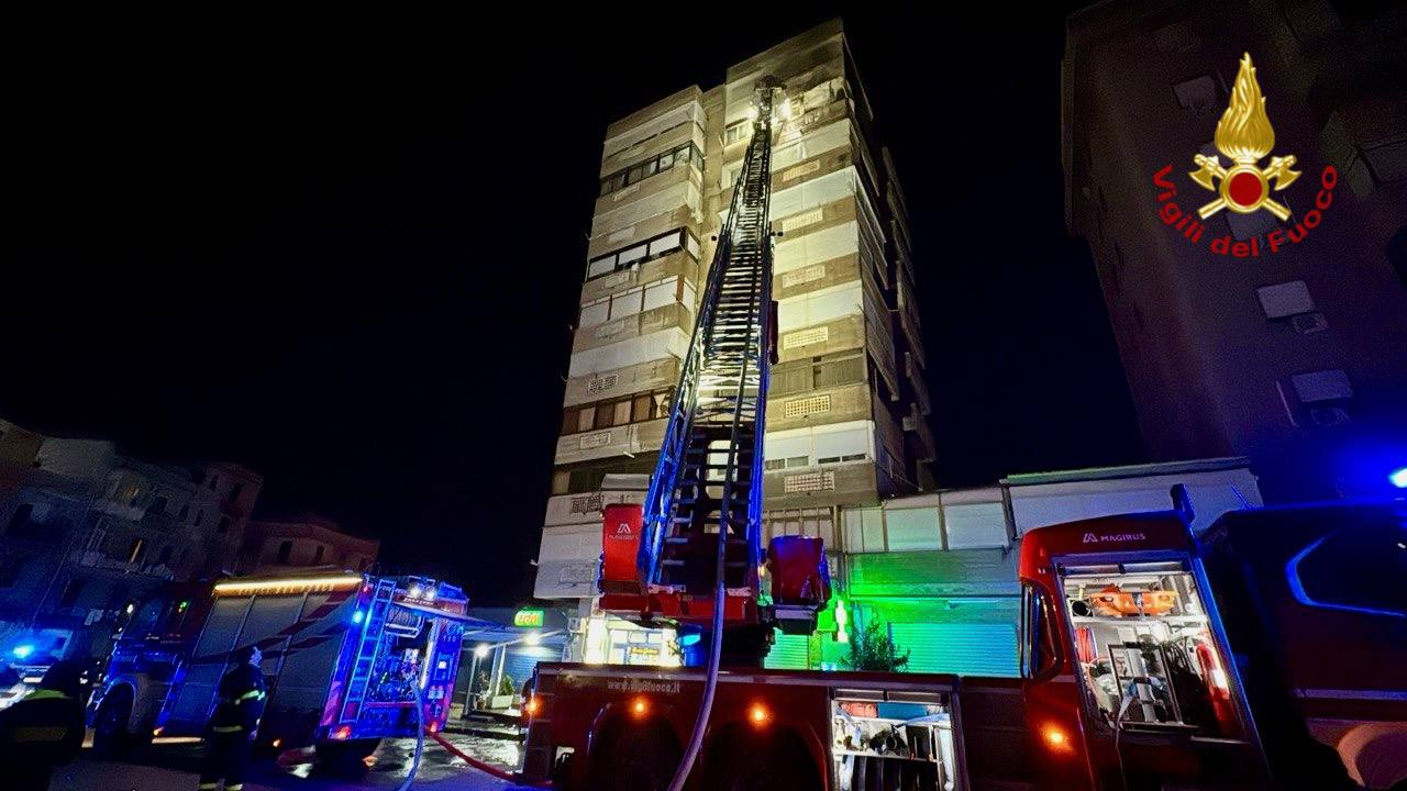 FOTO | Incendio in un appartamento a Palermo, intervento dei vigili del fuoco