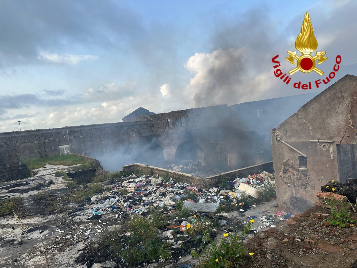 Edificio a fuoco in via Plaia: vasto incendio a Catania