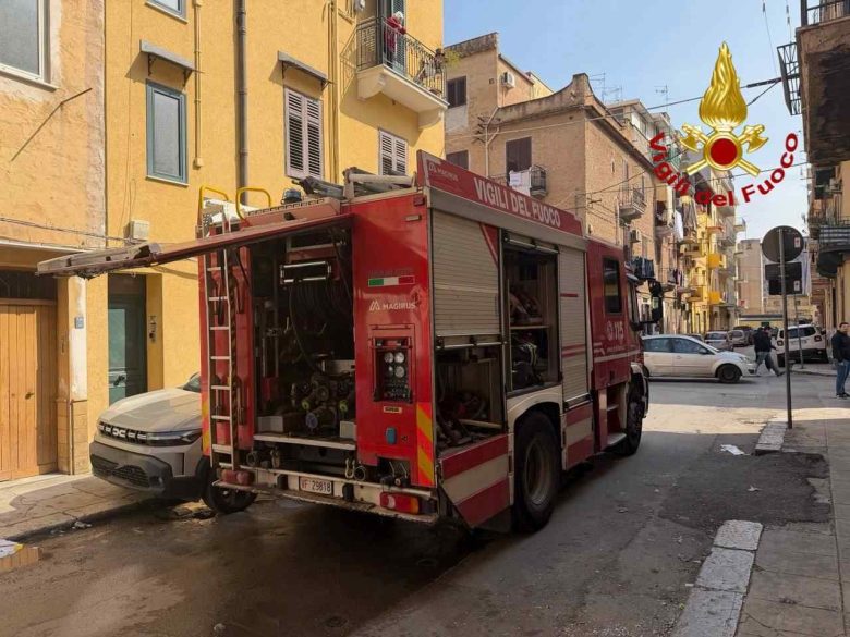 Incendio in un’abitazione a Palermo, vigili del fuoco soccorrono anziana e domano il rogo