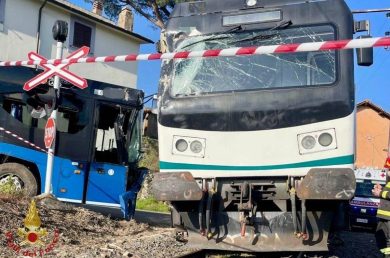 Impatto al passaggio a livello, scontro treno-pullman: ci sono feriti