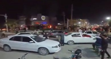 VIDEO | Iran, cortei dopo morte di Khamenei: abbattuta una statua dell’ayatollah