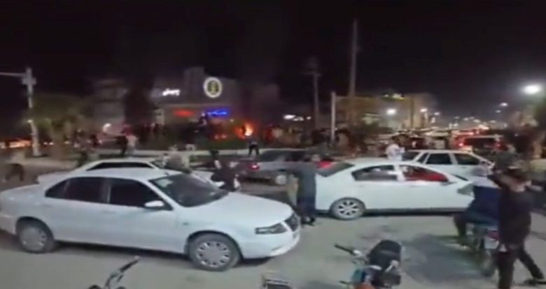 VIDEO | Iran, cortei dopo morte di Khamenei: abbattuta una statua dell’ayatollah