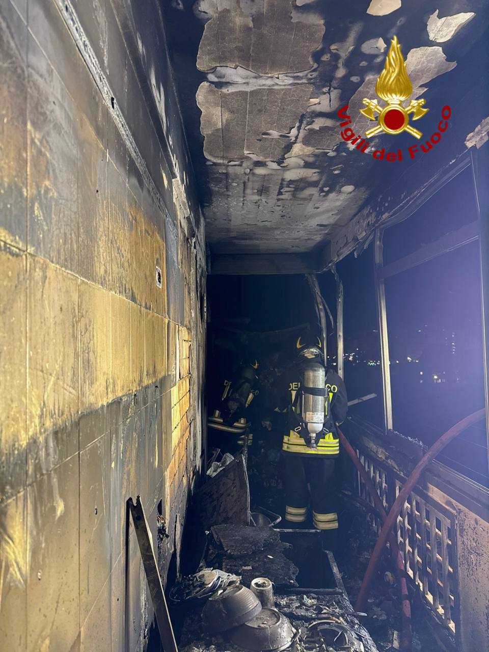 FOTO | Incendio in un appartamento a Palermo, intervento dei vigili del fuoco