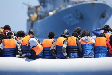 Migranti irregolari: a inizio 2026 arrivi dimezzati. Ma le nuove guerre sono un’incognita per i flussi