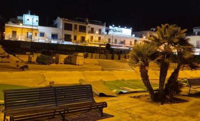 VIDEO – Tragedia sfiorata a Mondello, a causa del vento crollano i pannelli del cantiere dei lavori della piazza