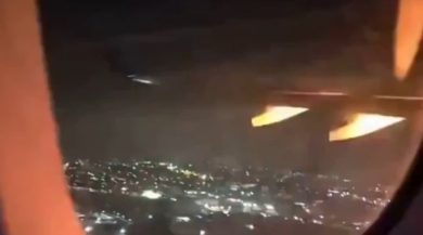 VIDEO | Paura in volo, motore dell’aereo esplode durante il decollo