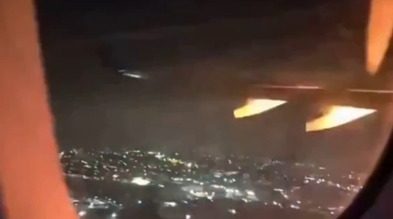 VIDEO | Paura in volo, motore dell’aereo esplode durante il decollo