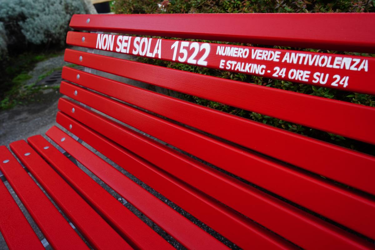 Una panchina rossa e poi il silenzio: il nodo irrisolto della violenza Una panchina rossa e poi il silenzio: il nodo irrisolto della violenza
