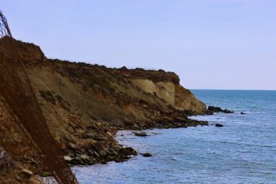 VIDEO | Frane ed erosioni marine a Camarina: il memoricidio dei siti archeologici prosegue il suo triste cammino
