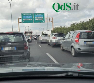 Inferno sulla tangenziale di Catania: tir si ribalta all’ingresso dell’A19, traffico in tilt