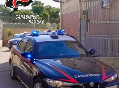 Prende a pugni l’ex compagna e le ruba il cellulare, arrestato 27enne nel Ragusano