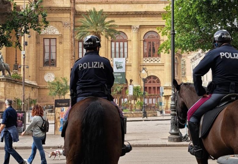 A Palermo uomo ruba capi di abbigliamento in centro, la polizia a cavallo lo arresta